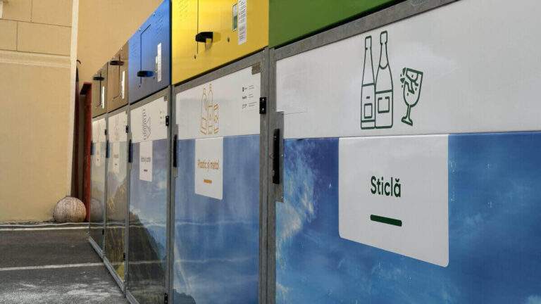 Primele insule ecologice, instalate în Rogerius. Asociațiile de proprietari, instruite cum să le folosească