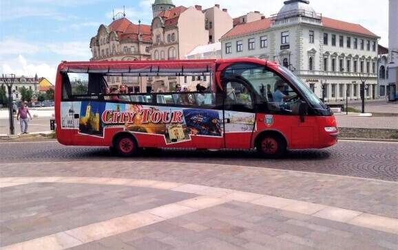 Autobuzul turistic revine pe traseele din Oradea în weekend. Cât costă o călătorie și de unde pleacă cursele