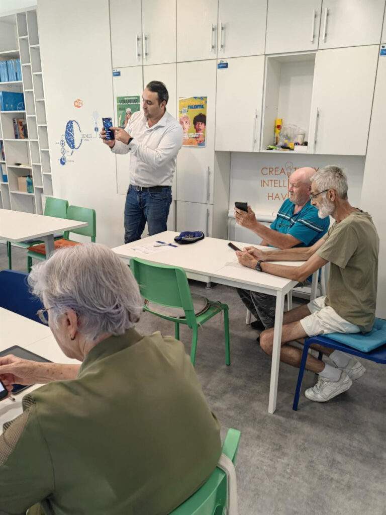 Seniorii din Oradea învață să navigheze în siguranță pe internet