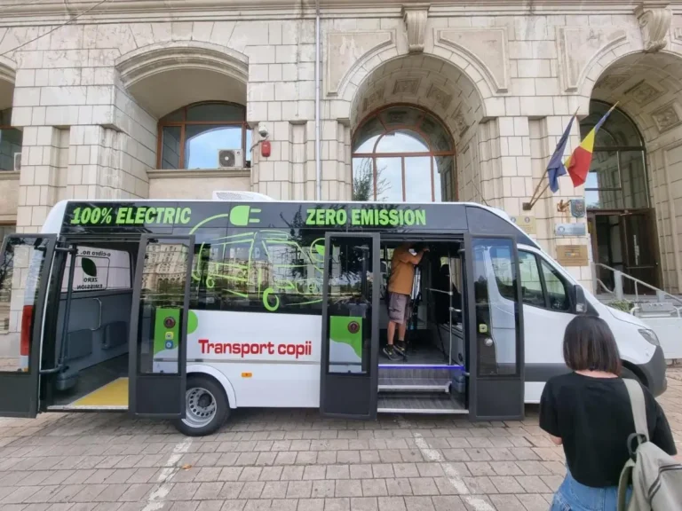 25 de microbuze electrice pentru elevii din Bihor