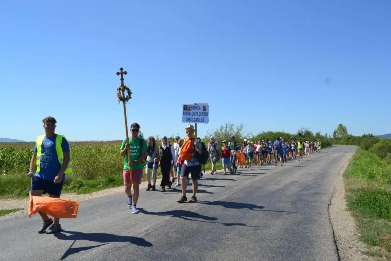 Orădenii parcurg peste 160 de km pe jos până la Sighetu Marmației