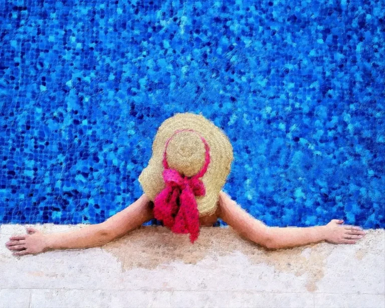 Dozatoare cu cremă de protecție solară, la piscine
