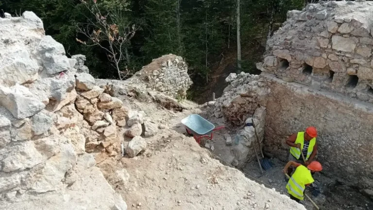 Cel mai mare donjon al cetăților din estul Europei, în Bihor, la cetatea Piatra Șoimului