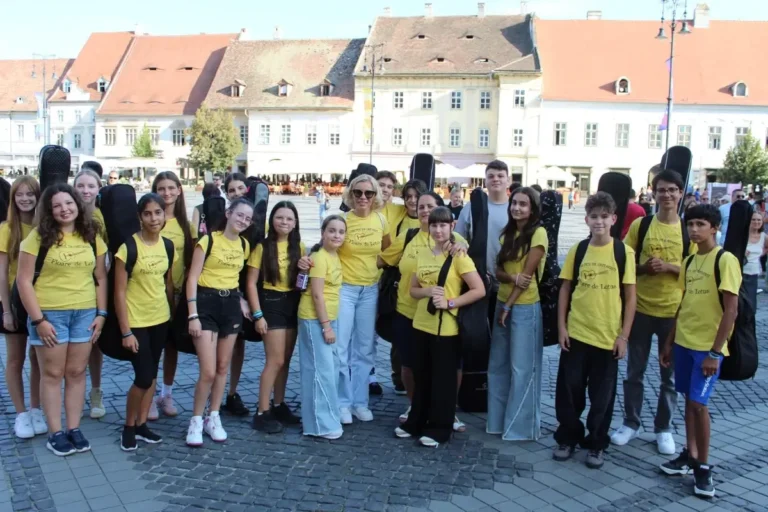 Chitariștii de la Sânmartin au făcut senzație la Sibiu Guitar Meeting. 1.000 de chitariști s-au adunat în inima Transilvaniei