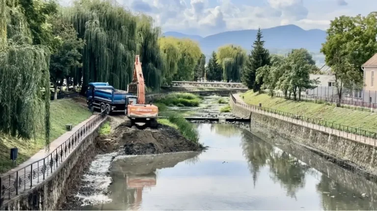 Lucrări de decolmatare pe Valea Nimăiești