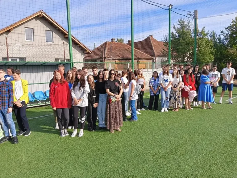 Deschiderea anului școlar la Colegiul Tehnic Nr. 1 Vadu Crișului, pe terenul de sport