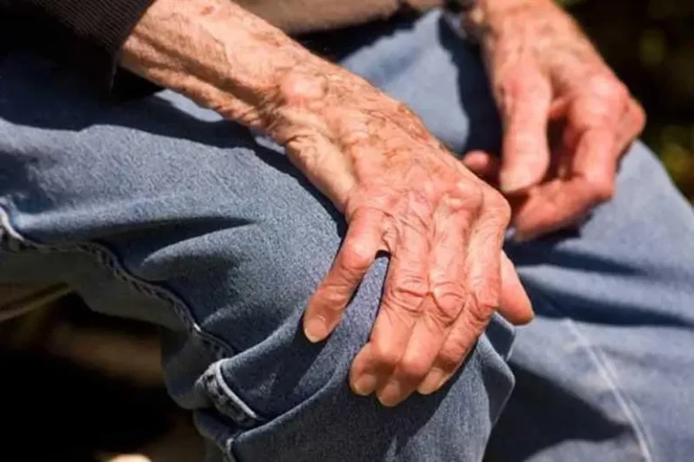 Doi tineri, arestați preventiv după ce au agresat un bătrân