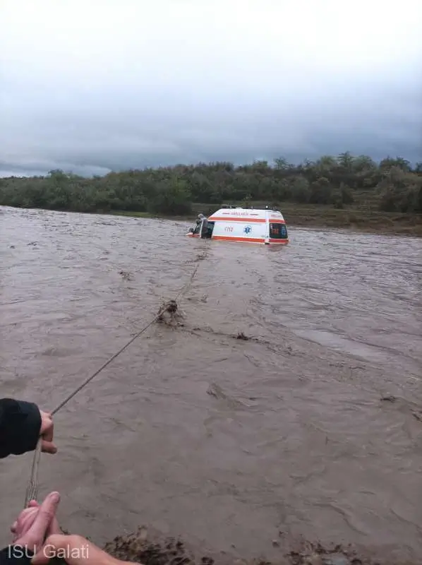 Echipaj luat de ape cu tot cu ambulanţă în timpul inundaţiilor, salvat de pompieri