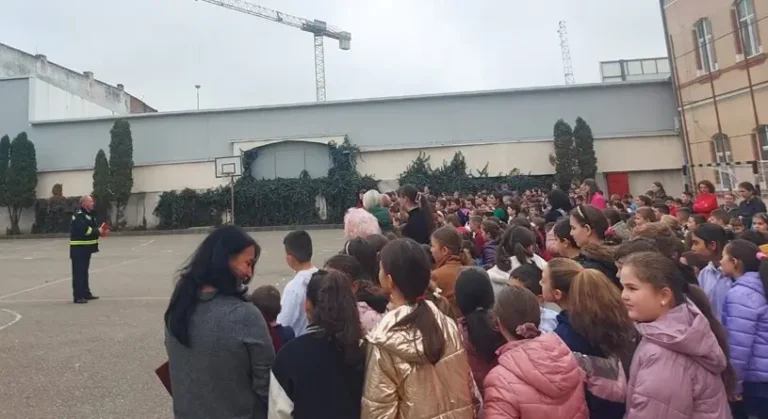 Nou an școlar, probleme vechi. Instalații electrice defecte, căi de evacuare blocate și fără autorizații de securitate la incendiu