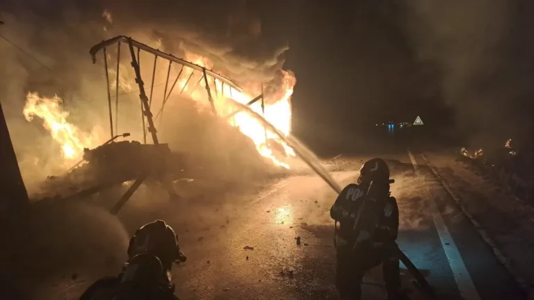 Un TIR a luat foc în mers, între Săbolciu și Săcădat