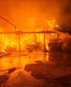 Incendiu de amploare la o fabrică de sicrie din localitatea bihoreană Valea Mare de Criș-01
