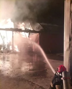 Incendiu de amploare la o fabrică de sicrie din localitatea bihoreană Valea Mare de Criș-02