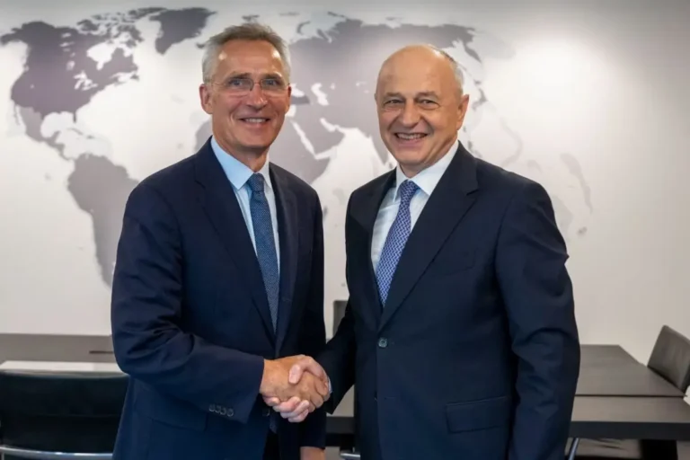 Mircea Geoană, care se pregătește să candideze la Președinție, a demisionat de la șefia NATO