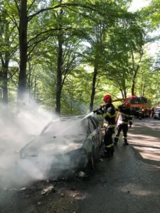 O mașină a luat foc în mers, în Borod-01