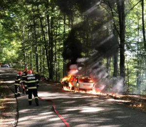 O mașină a luat foc în mers, în Borod-02