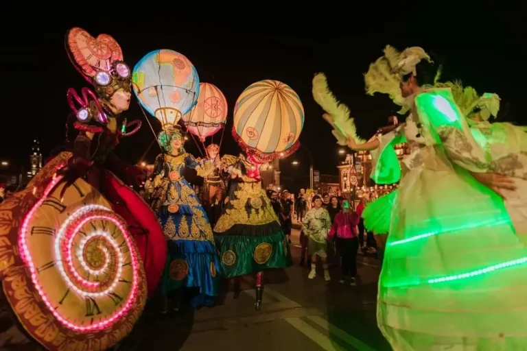 Carnaval pe apă, spectacol cu drone, concert Sandra, patru scene și sute de evenimente la Toamna Orădeană