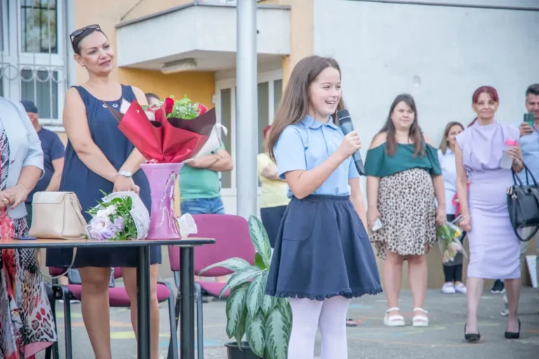 Peste 400 de elevi de la Școala Gimnazială „Octavian Goga” Oradea s-au întors în bănci