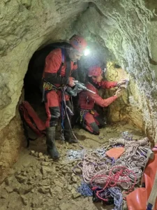 Salvaspeo-Cățelul Bobiță, salvat dintr-o peșteră din Bihor-07