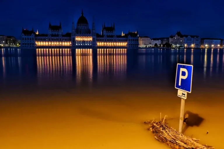 Inundații în Ungaria. Satele din nordul Budapestei, sub ape, locuitorii circulă cu bărci