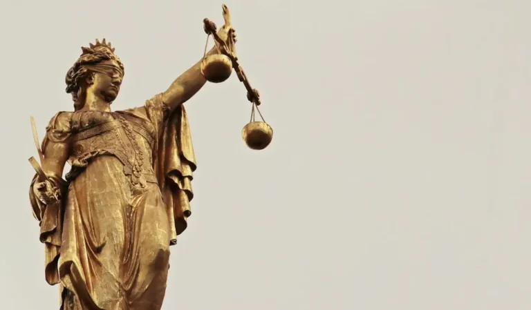 Ucrainieni, judecați pentru scoaterea sau introducerea în țară de arme, muniții și substanțe explozibile