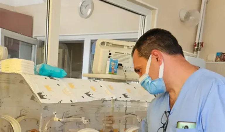 Bebeluș de 23 de zile internat cu fracturi multiple cauzate de mamă
