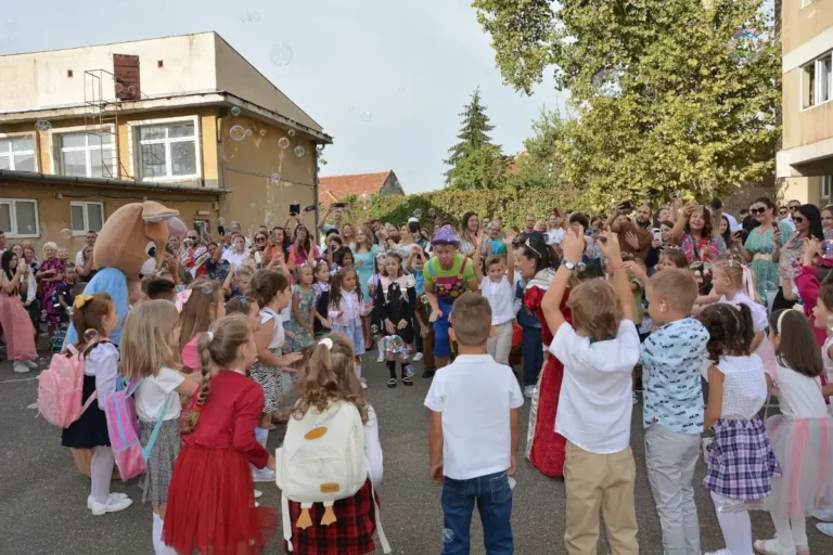 „Prietenii veseliei” au creat o atmosferă de poveste în prima zi de școală la Colegiul Național „Iosif Vulcan” din Oradea 