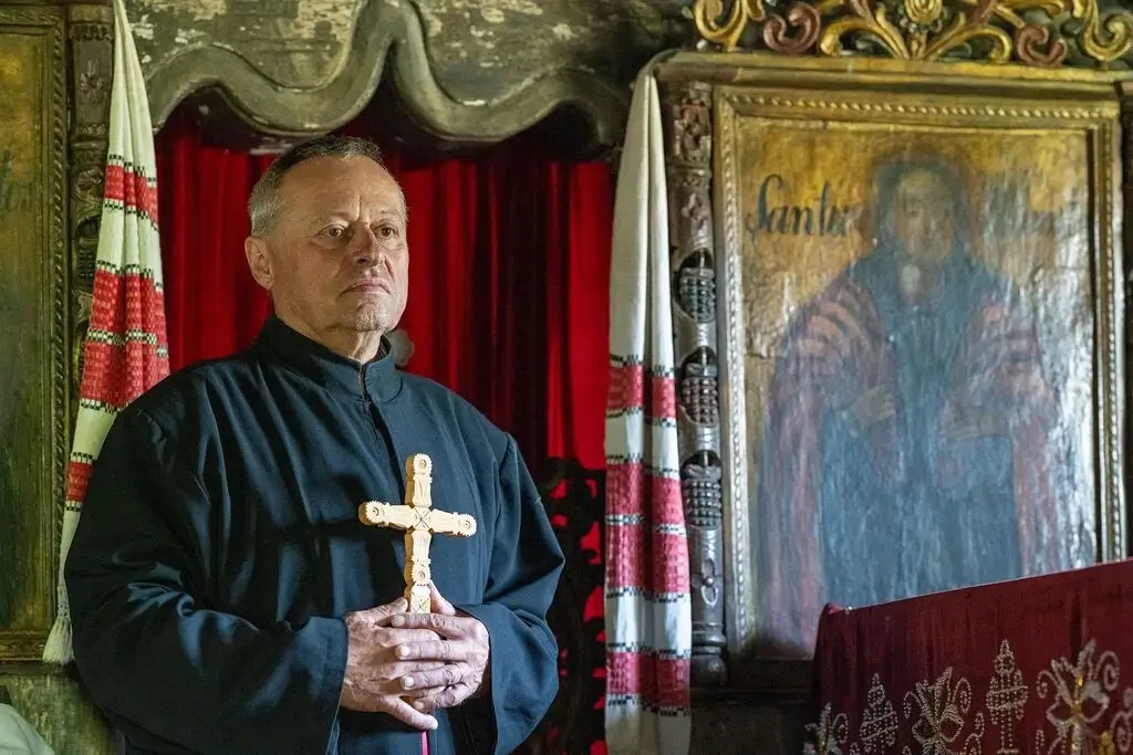 Dragoș Deme -Biserica de lemn din Lozna Preot Avram Vasile Dragoș Deme -Biserica de lemn din Lozna Preot Avram Vasile
