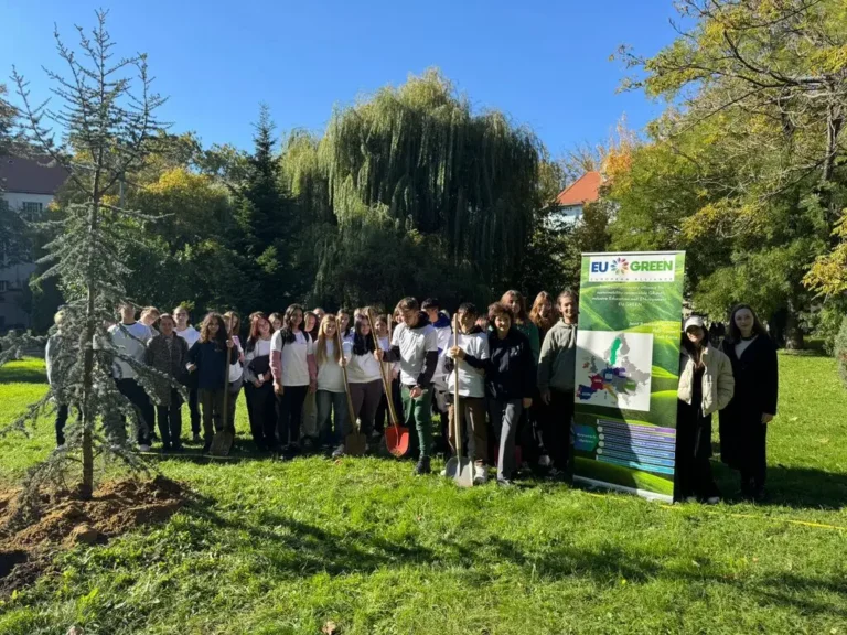 EU GREEN – elevi, studenți și profesori au plantat, cu gândul la viitor