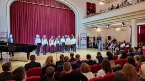 Elevii cu rezultate excelente la olimpiade și concursuri, premiați de Primărie-01