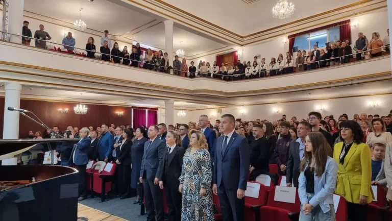 Elevii cu rezultate excelente la olimpiade și concursuri, premiați de Primărie