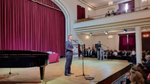 Elevii cu rezultate excelente la olimpiade și concursuri, premiați de Primărie-12
