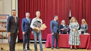 Elevii cu rezultate excelente la olimpiade și concursuri, premiați de Primărie-16