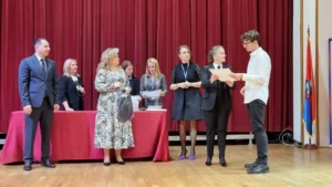Elevii cu rezultate excelente la olimpiade și concursuri, premiați de Primărie-17