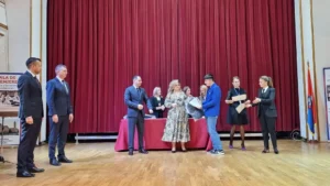 Elevii cu rezultate excelente la olimpiade și concursuri, premiați de Primărie-23