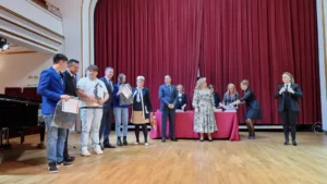Elevii cu rezultate excelente la olimpiade și concursuri, premiați de Primărie-24