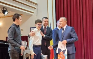 Elevii cu rezultate excelente la olimpiade și concursuri, premiați de Primărie-28