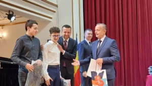 Elevii cu rezultate excelente la olimpiade și concursuri, premiați de Primărie-29