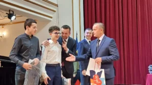 Elevii cu rezultate excelente la olimpiade și concursuri, premiați de Primărie-30
