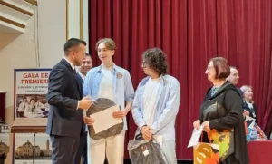 Elevii cu rezultate excelente la olimpiade și concursuri, premiați de Primărie-32