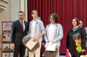 Elevii cu rezultate excelente la olimpiade și concursuri, premiați de Primărie-34