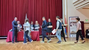 Elevii cu rezultate excelente la olimpiade și concursuri, premiați de Primărie-35