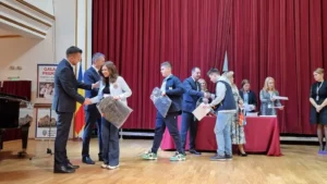 Elevii cu rezultate excelente la olimpiade și concursuri, premiați de Primărie-36