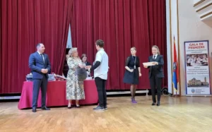 Elevii cu rezultate excelente la olimpiade și concursuri, premiați de Primărie-37