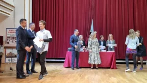 Elevii cu rezultate excelente la olimpiade și concursuri, premiați de Primărie-38