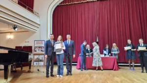 Elevii cu rezultate excelente la olimpiade și concursuri, premiați de Primărie-40