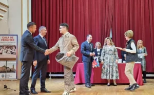 Elevii cu rezultate excelente la olimpiade și concursuri, premiați de Primărie-41