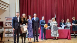 Elevii cu rezultate excelente la olimpiade și concursuri, premiați de Primărie-44