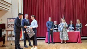 Elevii cu rezultate excelente la olimpiade și concursuri, premiați de Primărie-47