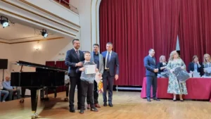 Elevii cu rezultate excelente la olimpiade și concursuri, premiați de Primărie-48