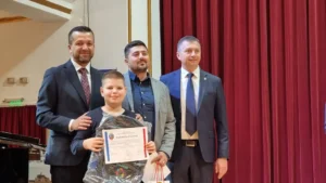 Elevii cu rezultate excelente la olimpiade și concursuri, premiați de Primărie-49